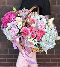Цветочная композиция из Розы, Хризантемы, Пионы и Лизиантусы в корзине в Кривцово