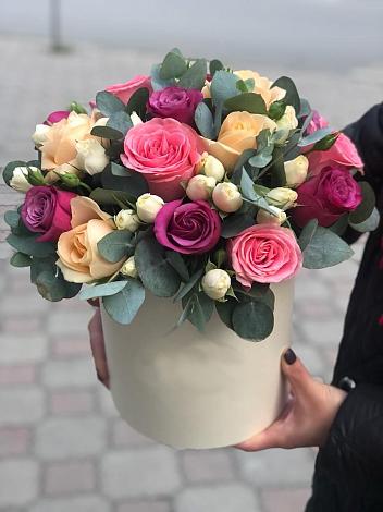 Цветочная композиция из Розы в шляпной коробке в Кривцово