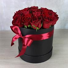 Цветочная композиция из Розы в шляпной коробке в Кривцово